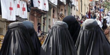 Las mujeres del bando moro de los Moros y Cristianos de Alcoy deberán llevar burka