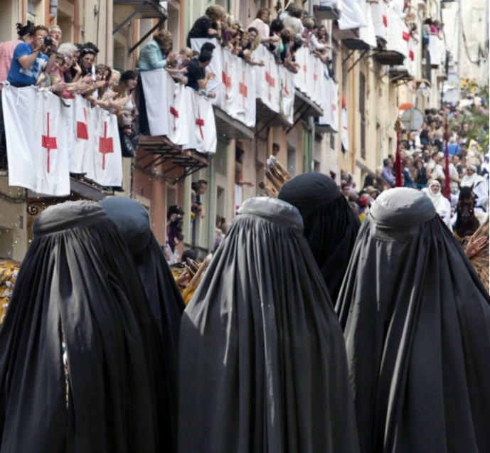 Las mujeres del bando moro de los Moros y Cristianos de Alcoy deberán llevar burka