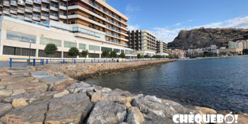 Imagen del espigón de rocas que hay detrás del hotel Meliá de Alicante