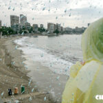 Mujer viendo caer la lluvia en Alicante