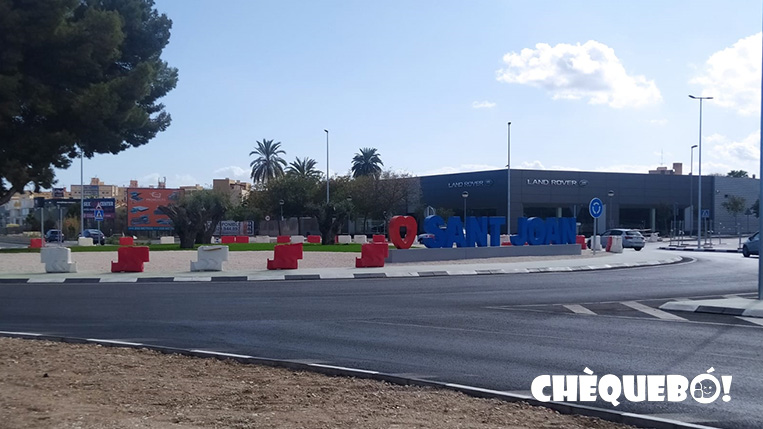Rotonda de San Juan de Alicante frente a Land Rover
